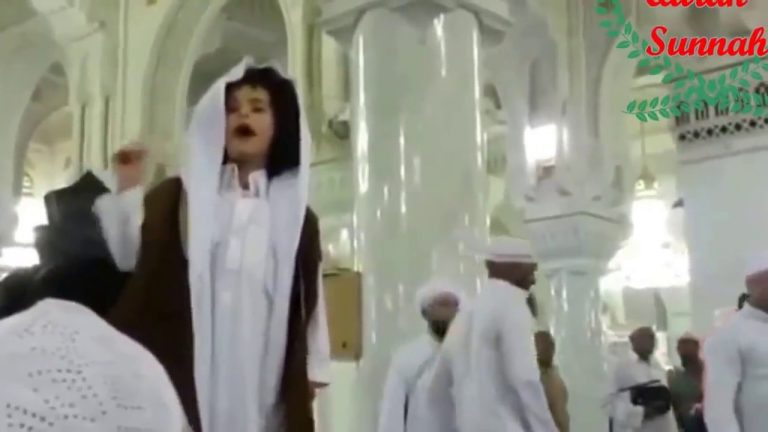 A Child Who Surprised Worshipers At The Grand Mosque 2017